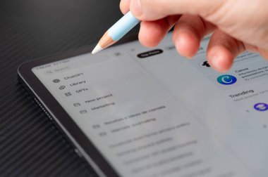 New York, ABD - 7 Kasım 2025: ChatGPT 'de yeni bir proje oluştur