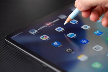 New York, ABD - 7 Kasım 2025: Tablet Deepseek Yapay Zeka uygulamasında açık Koyu Masa üzerinde yakın görünüm