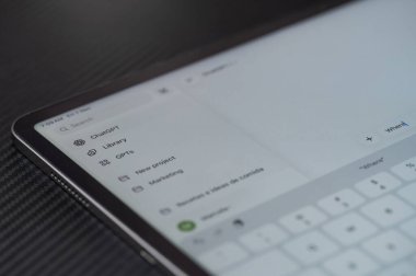 New York, ABD - 7 Kasım 2025: ChatGPT ai Chatbot üzerinde soru yazmak