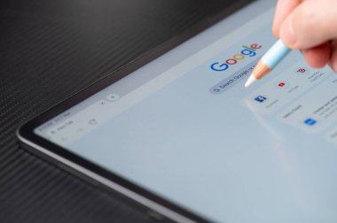 New York, ABD - 7 Kasım 2025: Tablet Google uygulama menüsünde karanlık tablo üzerindeki görüntüyü kapat