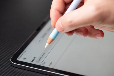 New York, ABD - 7 Kasım 2025: Tablet Saleforce uygulama menüsünde ipuçları aranıyor