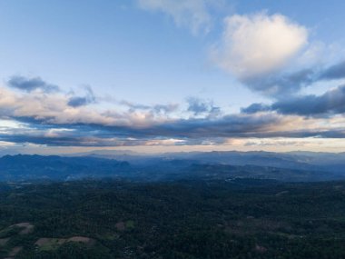 Yeşil tepe vadisinde panoramik manzara. Gün batımı gökyüzü manzaralı.