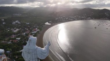 Göz kamaştırıcı hava görüntüleri sahili ve okyanusa bakan büyük bir heykeli gösteriyor..