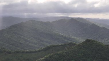 Nikaragua dağlarının güzelliğine tanık olun. Güneş yeşil tepelerin üzerinde batarken, doğada huzurlu bir atmosfer yaratıyor..