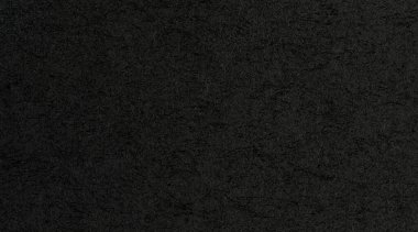 Koyu yüzeyde çeşitli doku örnekleri var. Işık yüzeydeki ayrıntıları vurgular.