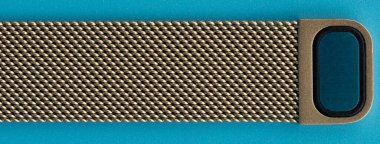 Giyilebilir bir cihaz için kayış pürüzsüz mavi bir arkaplana bağlıdır. Kayış, metalik bir görünüm ve güvenli bir kopça gösteriyor..