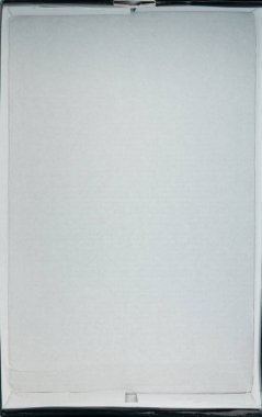 Düz tuval, bir sanat stüdyosunun çalışma masasında renklerin ve tasarımların oluşturulmasını bekliyor..