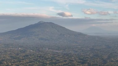 Nikaragua 'daki Mombacho volkanı güneş batarken insansız hava aracı görüntüsü