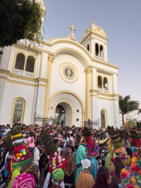 Diriamba, Nikaragua - 22 Ocak 2026: Diriamba Nikaragua 'da kilise önünde kalabalık ile kültür dansı