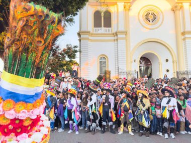 Diriamba, Nikaragua - 22 Ocak 2026: Parlak güneşli bir günde Diriamba caddesinde milli dans kalabalığı