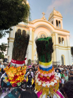 Diriamba, Nikaragua - 22 Ocak 2026: Günbatımında kilise yakınlarında Diriamba Nikaragua 'da renkli şapka ve kostümler