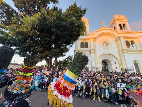 Diriamba, Nikaragua - 22 Ocak 2026: Nikaragua 'da gün batımında kilisenin önünde geleneksel dans