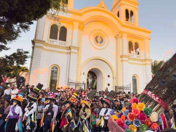 Diriamba, Nikaragua - 22 Ocak 2026: Nikaragua 'nın ulusal kostümlü insanları, kilisenin arka planında mian meydanında duruyorlar
