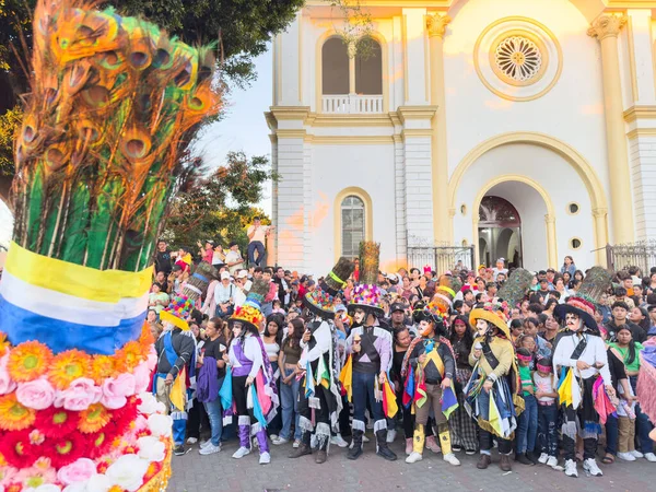 Diriamba, Nikaragua - 22 Ocak 2026: Parlak güneşli bir günde Diriamba caddesinde milli dans kalabalığı