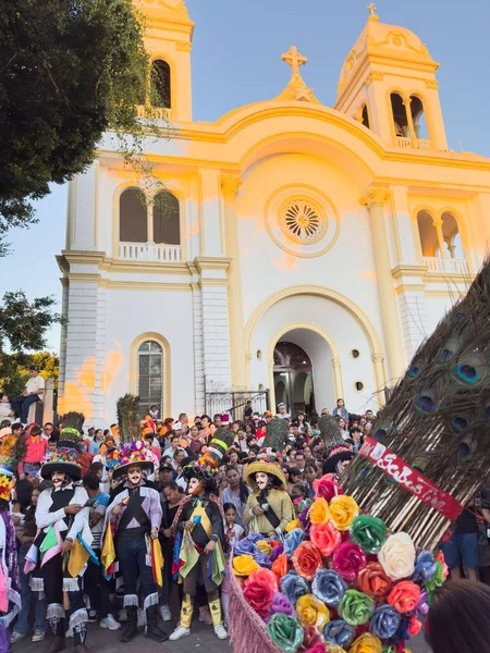Diriamba, Nikaragua - 22 Ocak 2026: Gün batımı ışığında Diriamba Nikaragua caddesinde dansçıların parlak renkli kostümleri