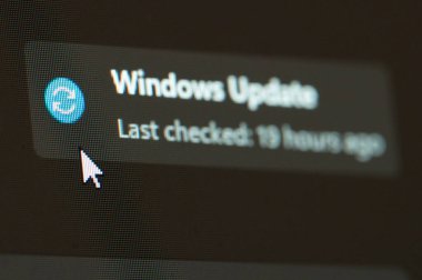 New York, ABD - 3 Mart 2026: Windows sistem menüsündeki güncellemeler kontrol ediliyor Bilgisayar ekranındaki makro görünümü kapat