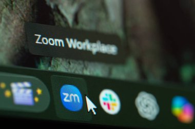 New York, ABD - 3 Mart 2026: Zoom iş yeri uygulama simgesine tıklayın Bilgisayar ekranında makro görünümü kapatın