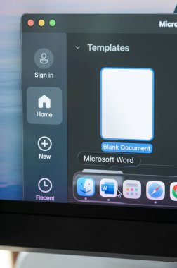 New York, ABD - 10 Mart 2026: Bilgisayar ekranında Microsoft Word uygulamasını başlat Bilgisayar ekranında makro görüntüyü kapat