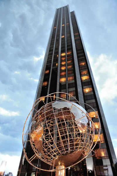 Sculpture of Earth in front of Trump Towers in Manhattan — Stock Photo, Image