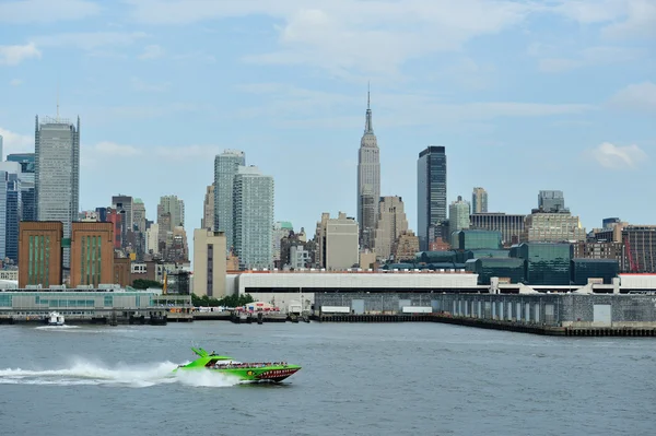 Manhattan Adası yanında hareketli sürat teknesi — Stok fotoğraf