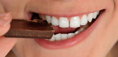 çikolata yiyen kız