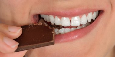 çikolata yiyen kız