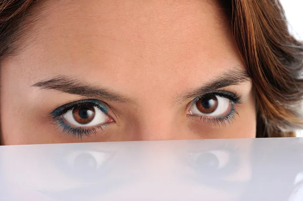 Menina de cabelo escuro com olhos castanhos — Fotografia de Stock