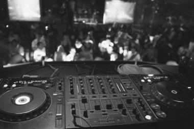 Siyah beyaz dj mikser parti
