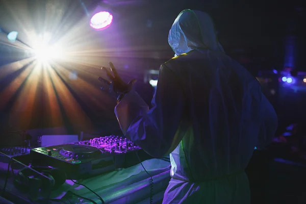 DJ legt Musik auf — Stockfoto