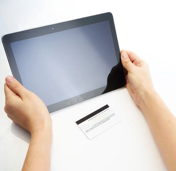 Buying with credit card via tablet — Stock Photo, Image