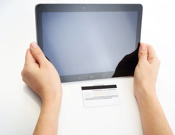 Compra con tarjeta de crédito a través de tablet — Foto de Stock