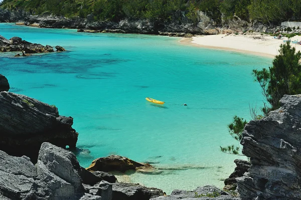 Mavi Bay sarı kayık — Stok fotoğraf