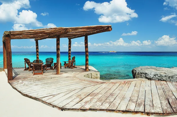 Træ terrasse ved siden af stranden - Stock-foto