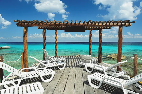 Trä terrass nästa till stranden — Stockfoto