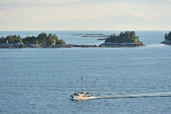 Fishboat flytta intill öarna — Stockfoto