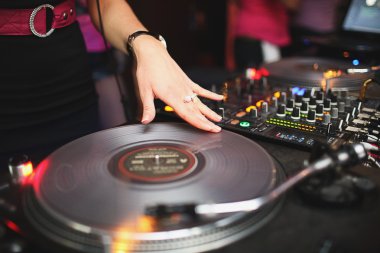 Vinil içinde oynayan kız