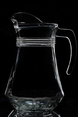 Siyah arka plan üzerine boş sürahi