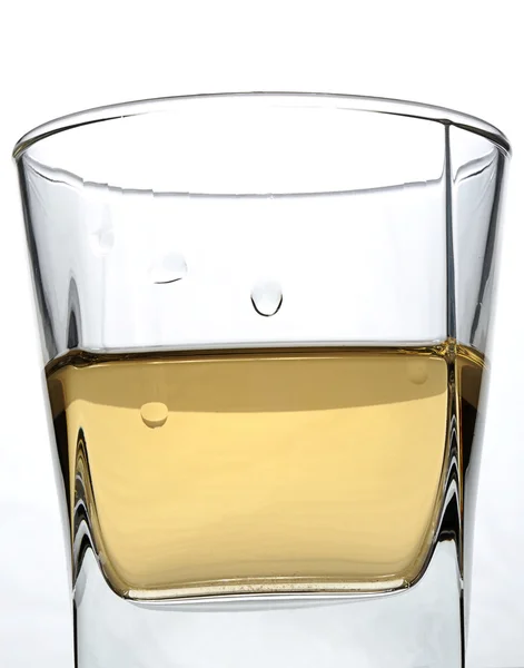 Nasses quadratisches Glas mit Alkohol — Stockfoto