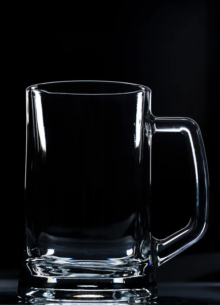 Leeg glas op zwarte achtergrond — Stockfoto