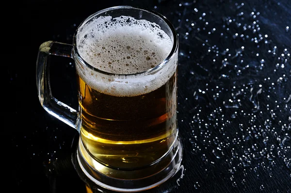 Glass beer with sparkle table — Stock Photo, Image