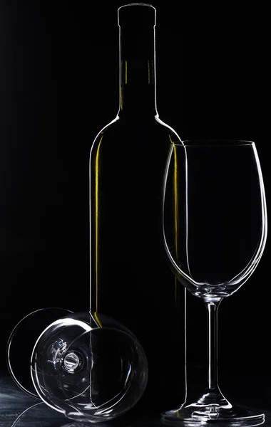 Şarap şişesi ve bardaklar — Stok fotoğraf