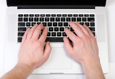 Dizüstü bilgisayarda yazılıyor