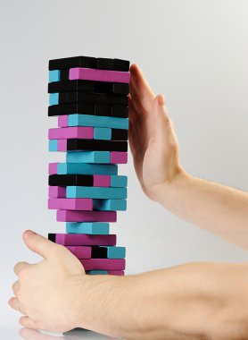 sonbahar Kulesi el ele tutuşur