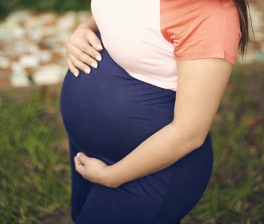 hamile kadın bahçede