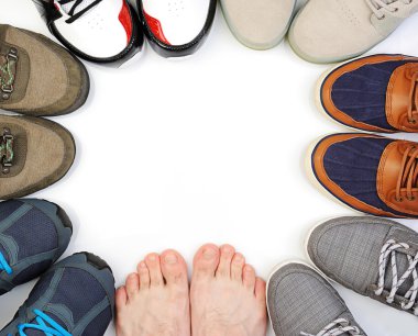 beyaz spor ayakkabı daire