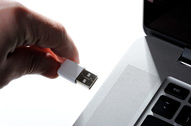 bilgisayara USB takın