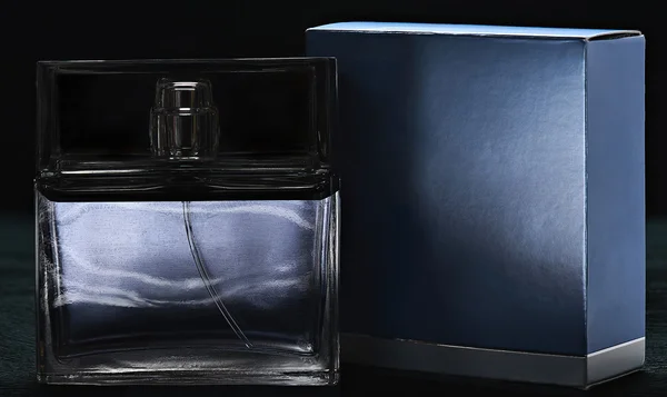 Бутылка и коробка парфюма — стоковое фото