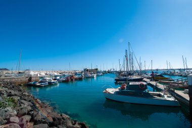 Fuerteventura Kanarya Adası noktasındaki Corralejo yatlar