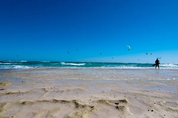 Kitesurfer en la playa del océano Atlántico — Foto de Stock