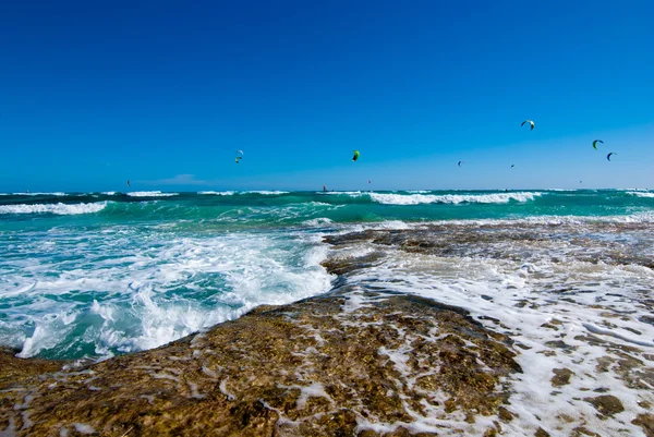 Kitesurfers na praia do Oceano Atlântico — Fotografia de Stock